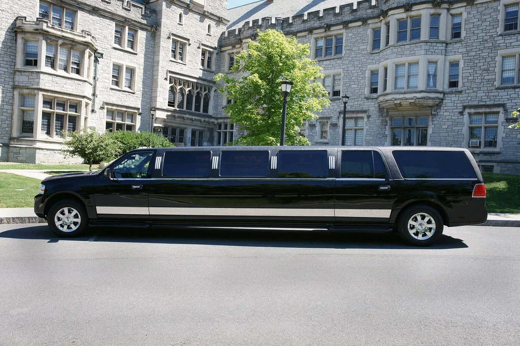 #Toronto Limo Service – Experience Luxury with 20% Off Uber Black SUV Trips